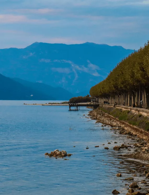 Photo au bord de l'esplanade du lac du Bourget à Aix les Bains.