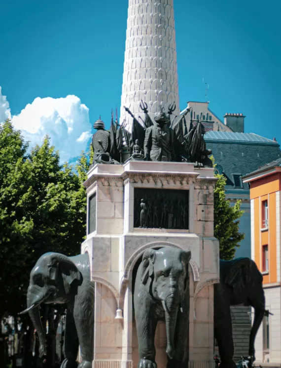 Photo de la fontaine aux éléphants, les 4 sans cul à Chambéry en Savoie.