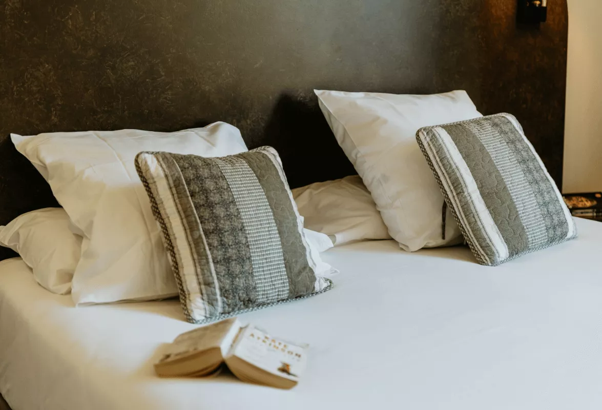 Photo d'un lit dans une chambre classique de l'hôtel Iroko à Aix les Bains.