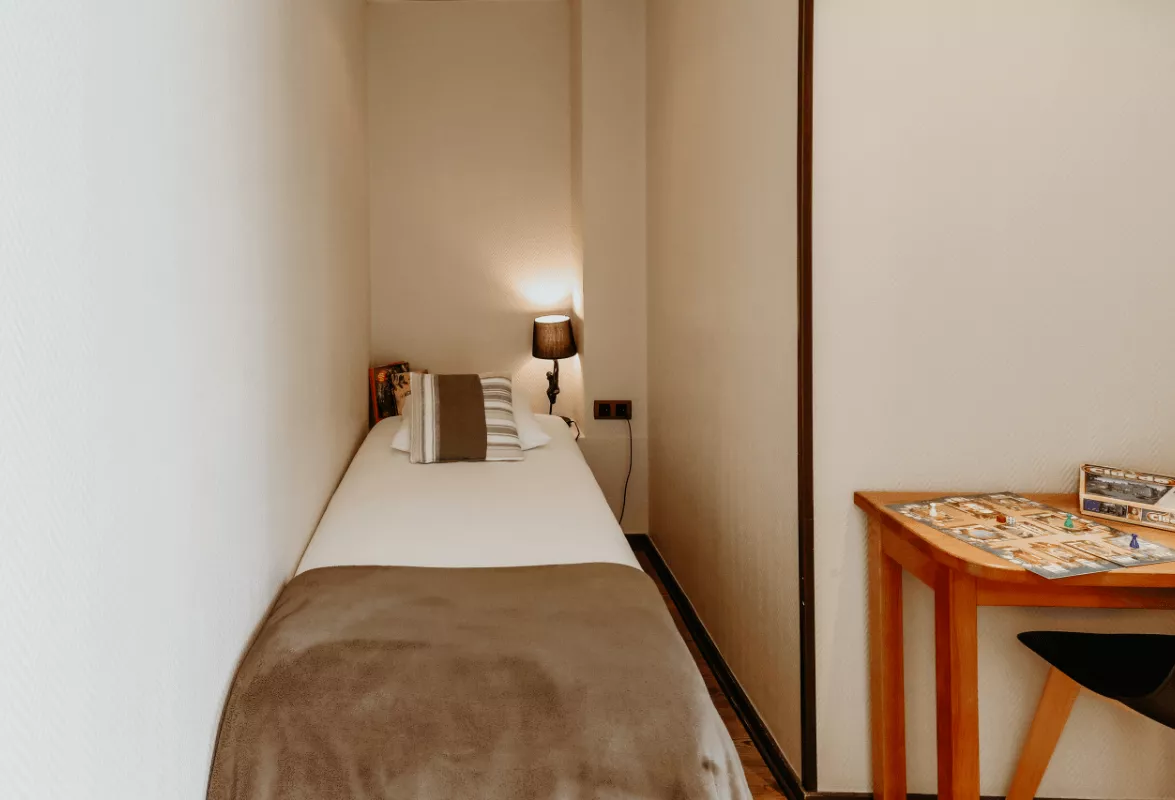 Photo d'une chambre triple de l'hôtel Iroko à Aix les Bains.